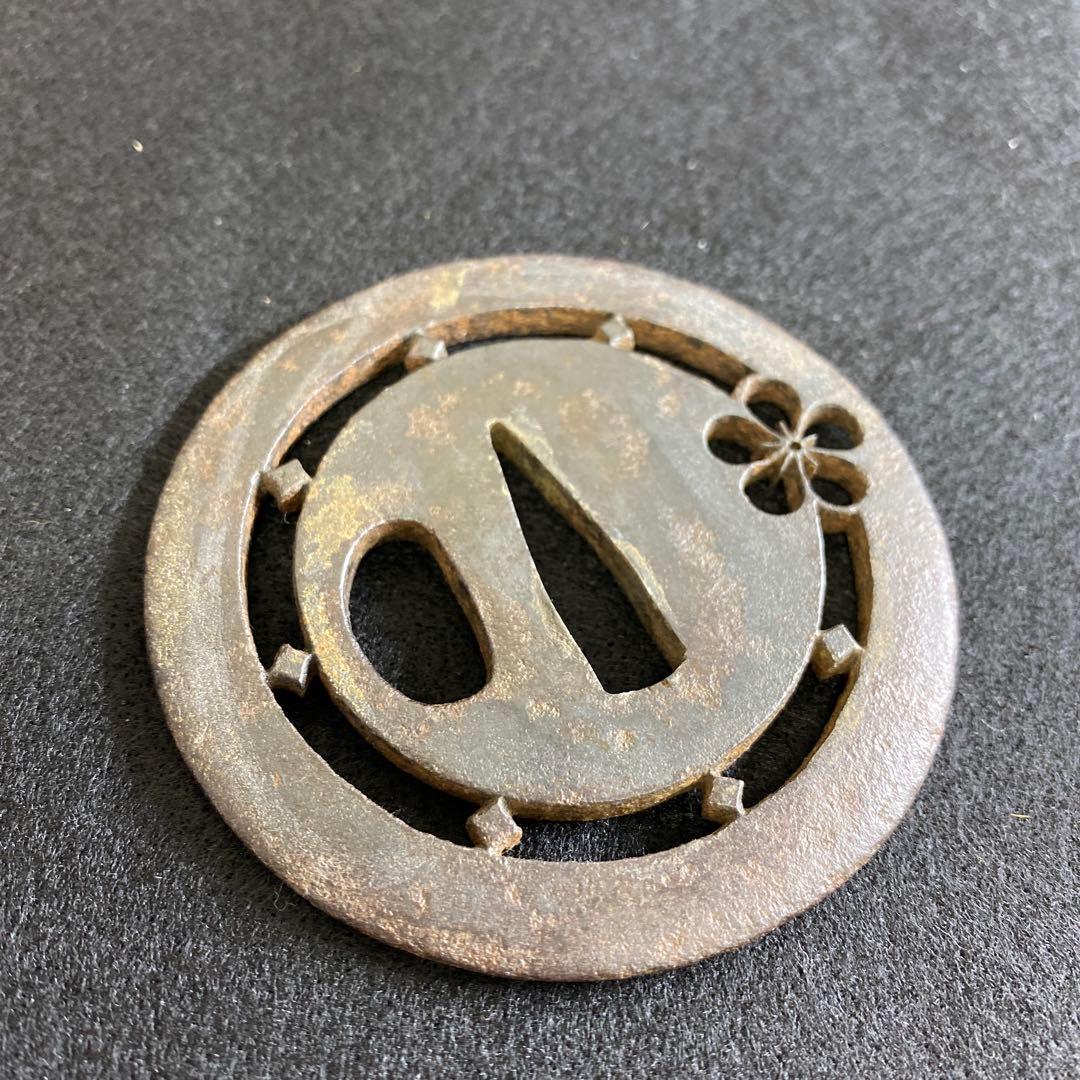 時代　透桜紋刀鍔　木箱付　91g 東Y7-0220☆2Fトヒチ