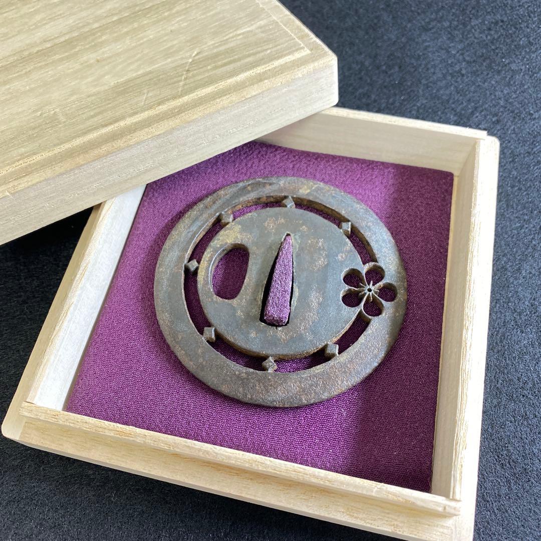 時代　透桜紋刀鍔　木箱付　91g 東Y7-0220☆2Fトヒチ