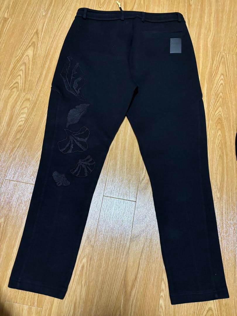 BOSS 黒 花柄刺繍パンツ 美品