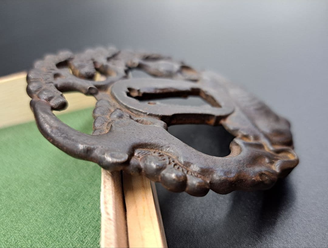 名品鉄地牛に老松図鍔 鐔 日本刀 刀 刀装具 時代物 真剣 居合い 古美術 侍