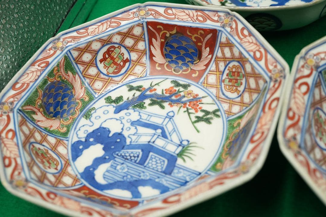 1，大聖寺伊万里１０客　赤絵金彩　八角中皿　大明萬暦年製　磁貫入　丸紋巻物　波図