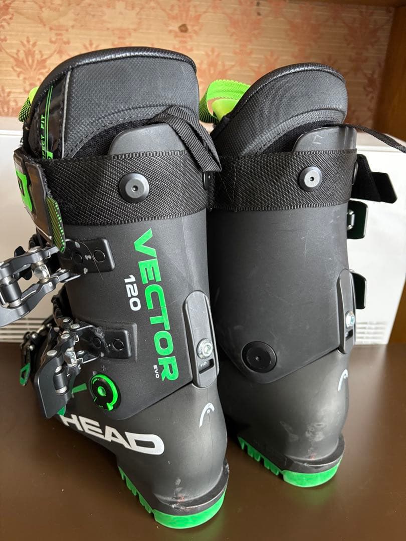 HEAD VECTOR EVO 120スキーブーツです。ブラック/グリーン