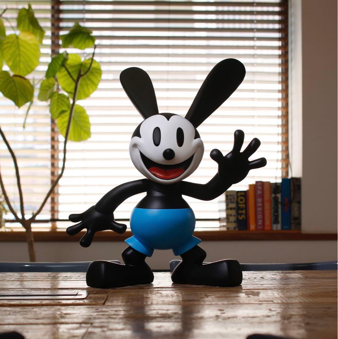 100個限定品　ディズニー　オズワルド　ビッグソフビフィギュア　モノトーンカラー