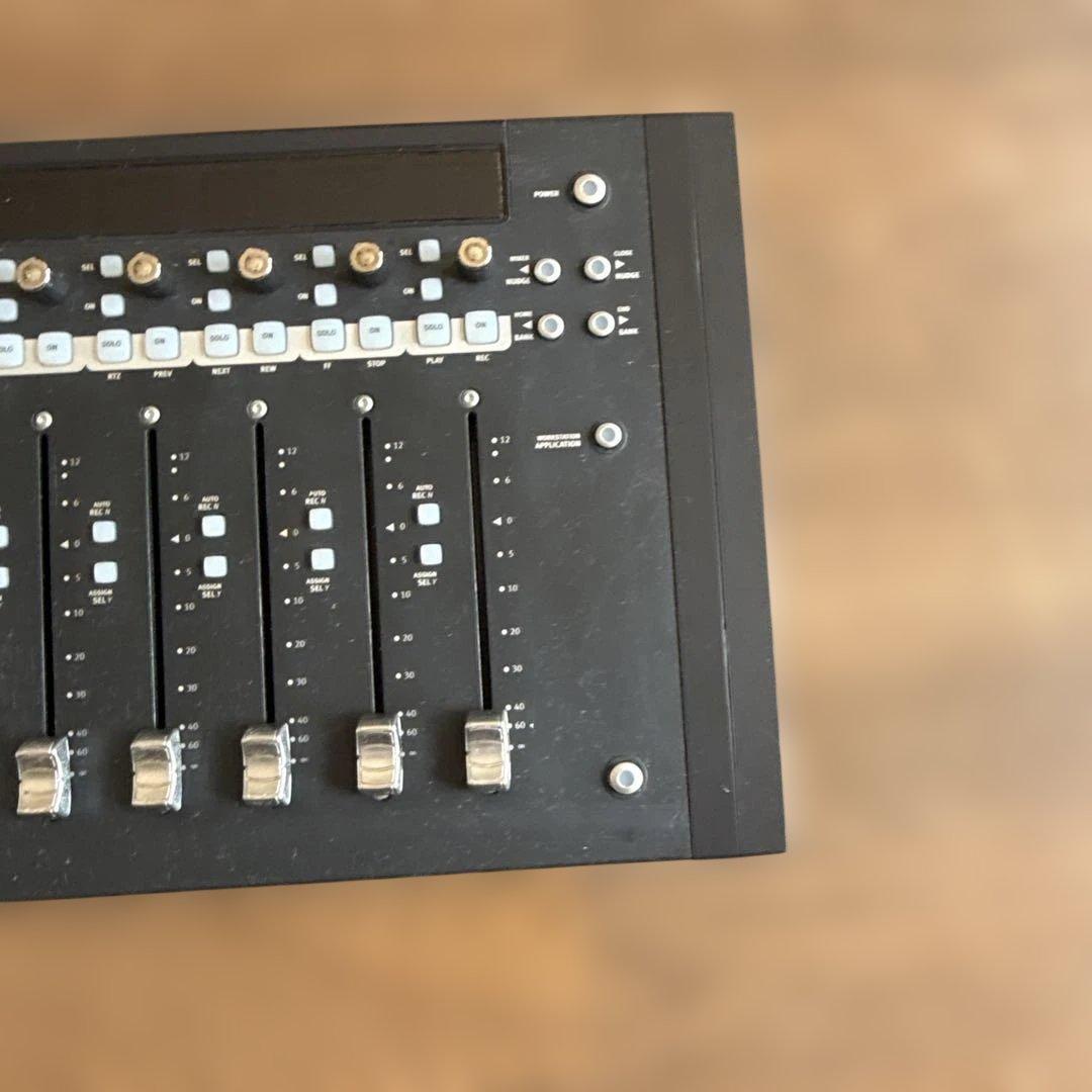 AVID Artist Mix コントローラー