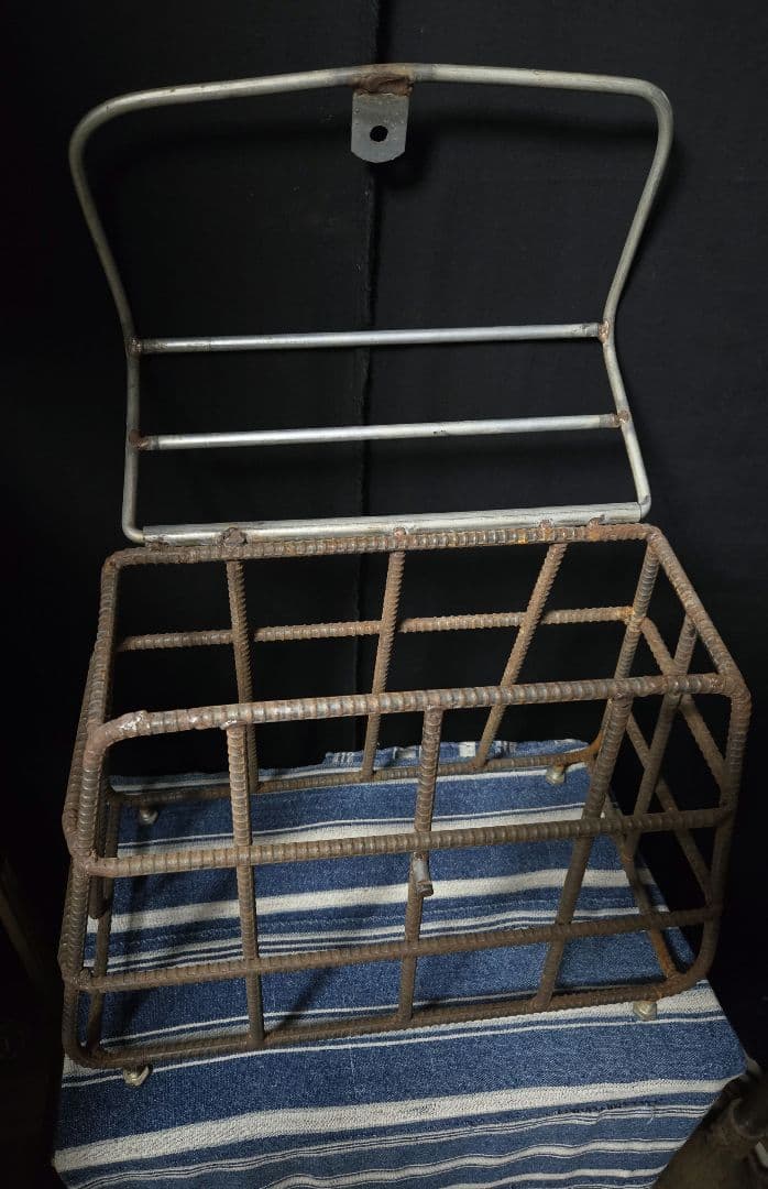 鉄製のかごの上部的な何かオブジェ囲みにインテリア骨董市