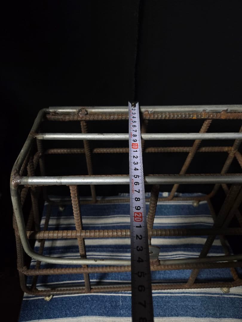 鉄製のかごの上部的な何かオブジェ囲みにインテリア骨董市