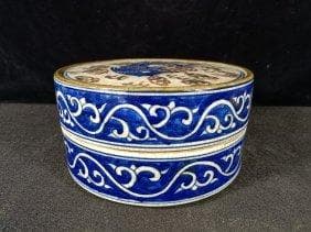 清朝乾隆時代に作られた青白磁の赤蓋の箱