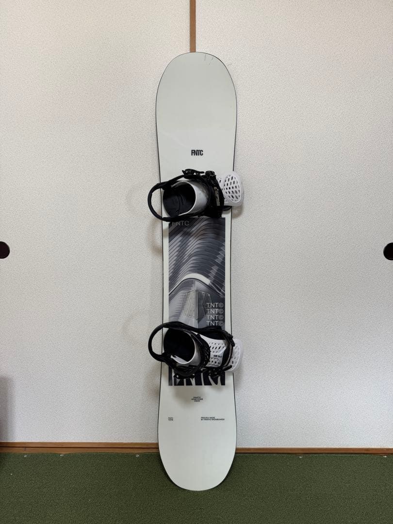 FNTC TNT ホワイトスノーボード バインディング付き