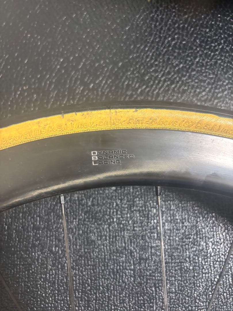 チューブレスタイヤ:Michelin カーボンホイール:GIANT SLR1