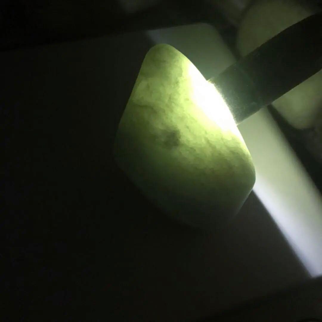 糸魚川翡翠　高透過　白アップルグリーン　大きめ　267g