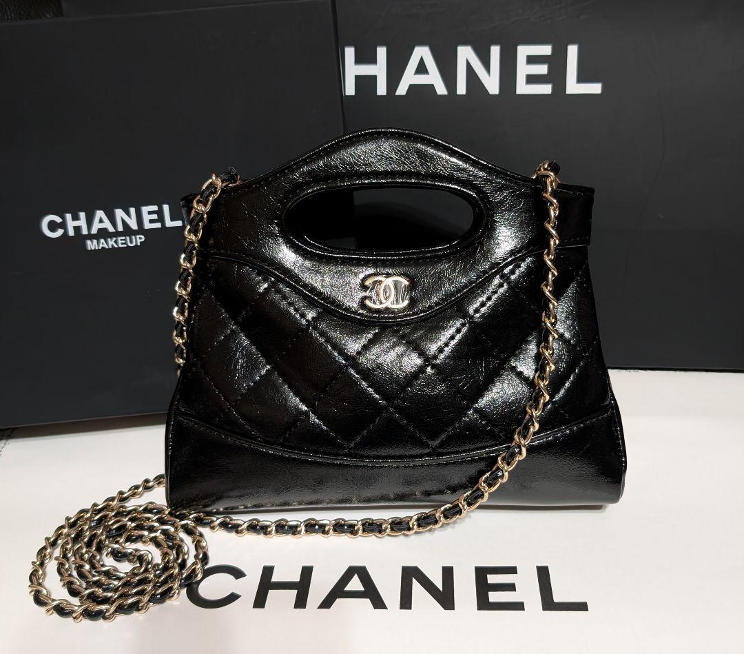 CHANEL ブラック キルティング エナメル加工バッグ