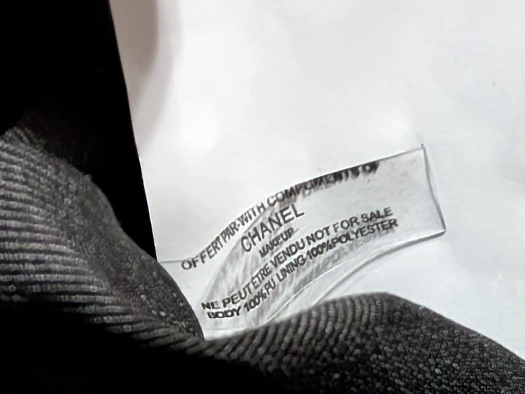 CHANEL ブラック キルティング エナメル加工バッグ