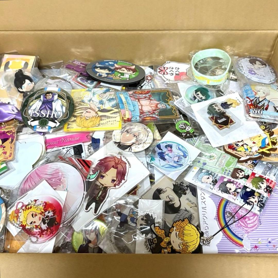 アニメグッズ　ノンジャンル　まとめ売り　大量　缶バッジ　キーホルダー