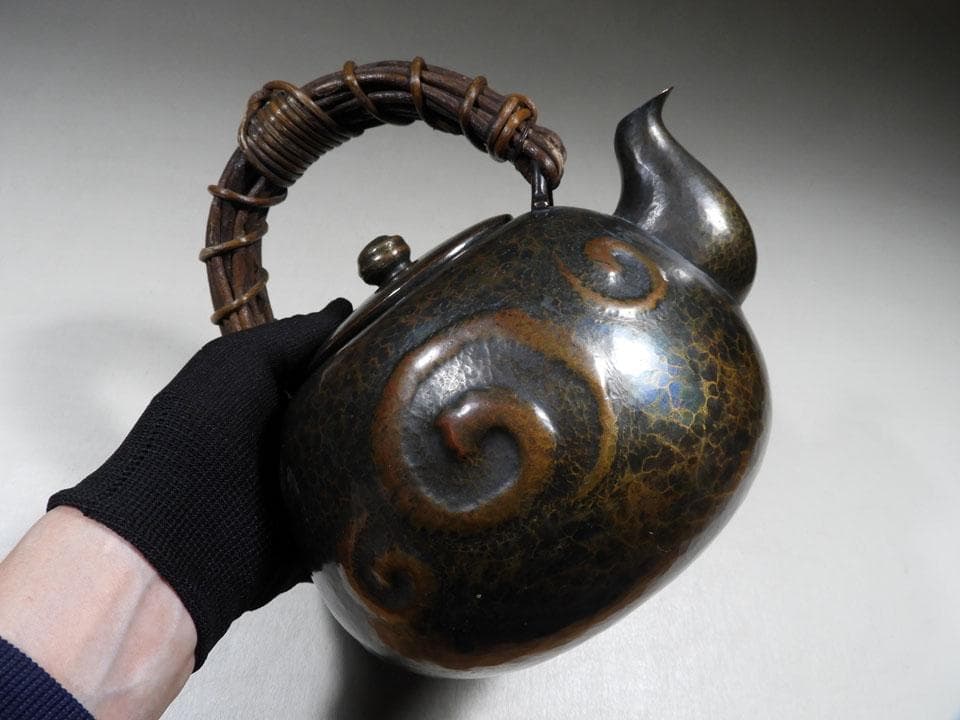 ●玉川堂 旧作 珍品逸品 渦模様 大湯沸 あけび弦手 銅器 薬缶 鎚起銅器 共箱