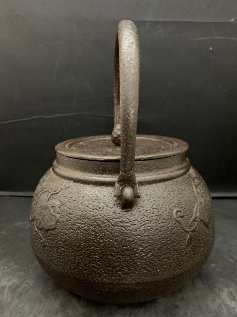 南部鉄瓶　葡萄蝶図　鉄瓶　茶道具　約2.3リットル