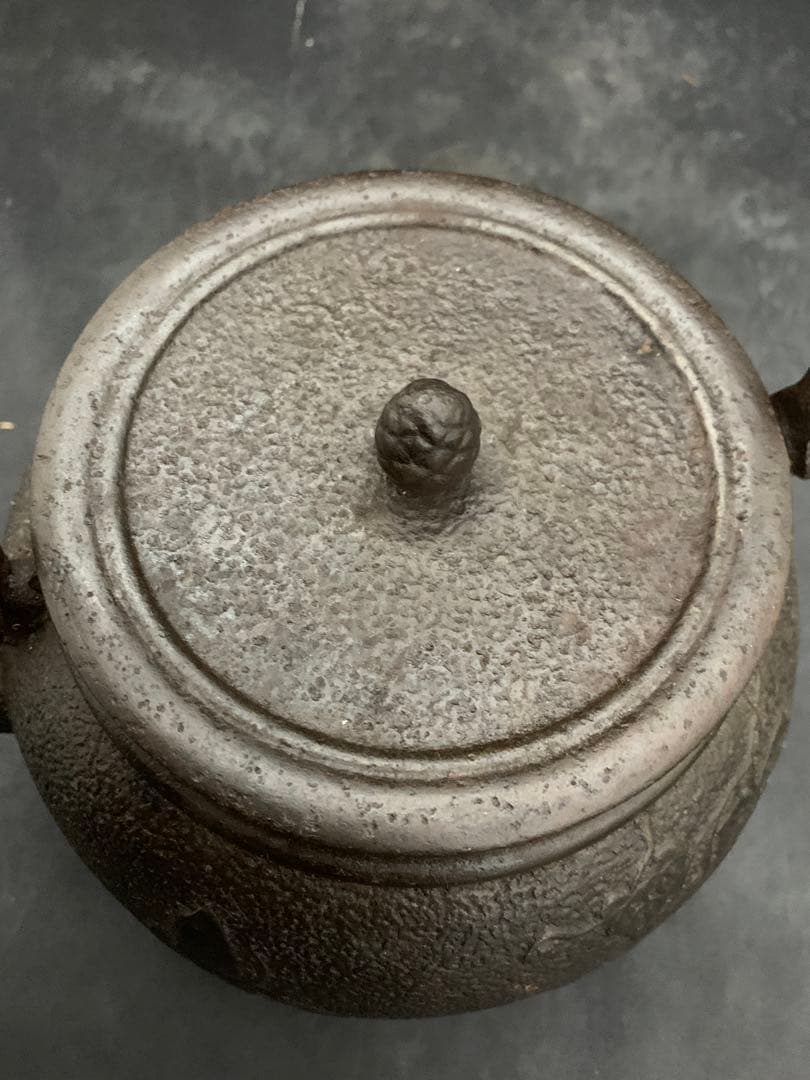 南部鉄瓶　葡萄蝶図　鉄瓶　茶道具　約2.3リットル