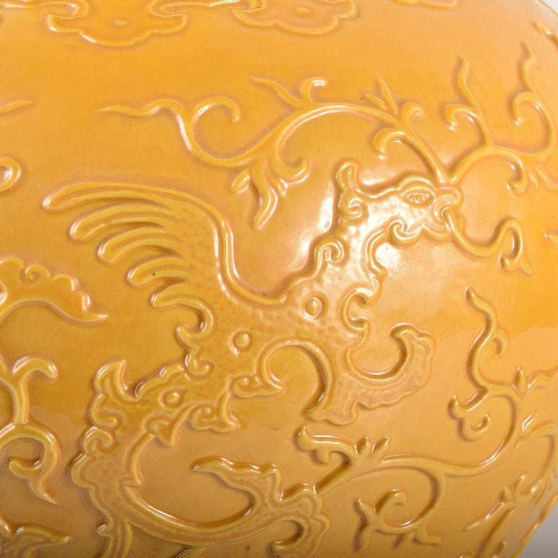 中国　黄釉　刻神獣纏枝花弁文　長顎瓶　在銘　V　7128A