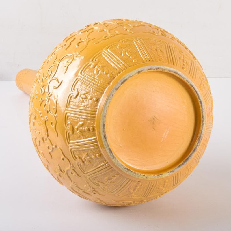 中国　黄釉　刻神獣纏枝花弁文　長顎瓶　在銘　V　7128A