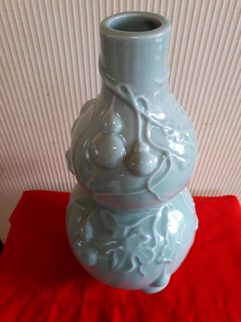 中国宜興青磁浮き彫瓢箪花瓶