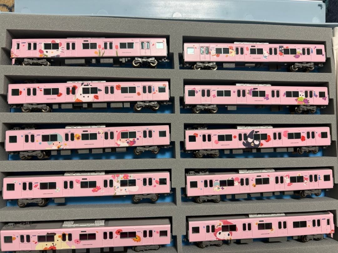 コ*ー様 京王9000系サンリオキャラクターズフルラッピングトレイン10両セット