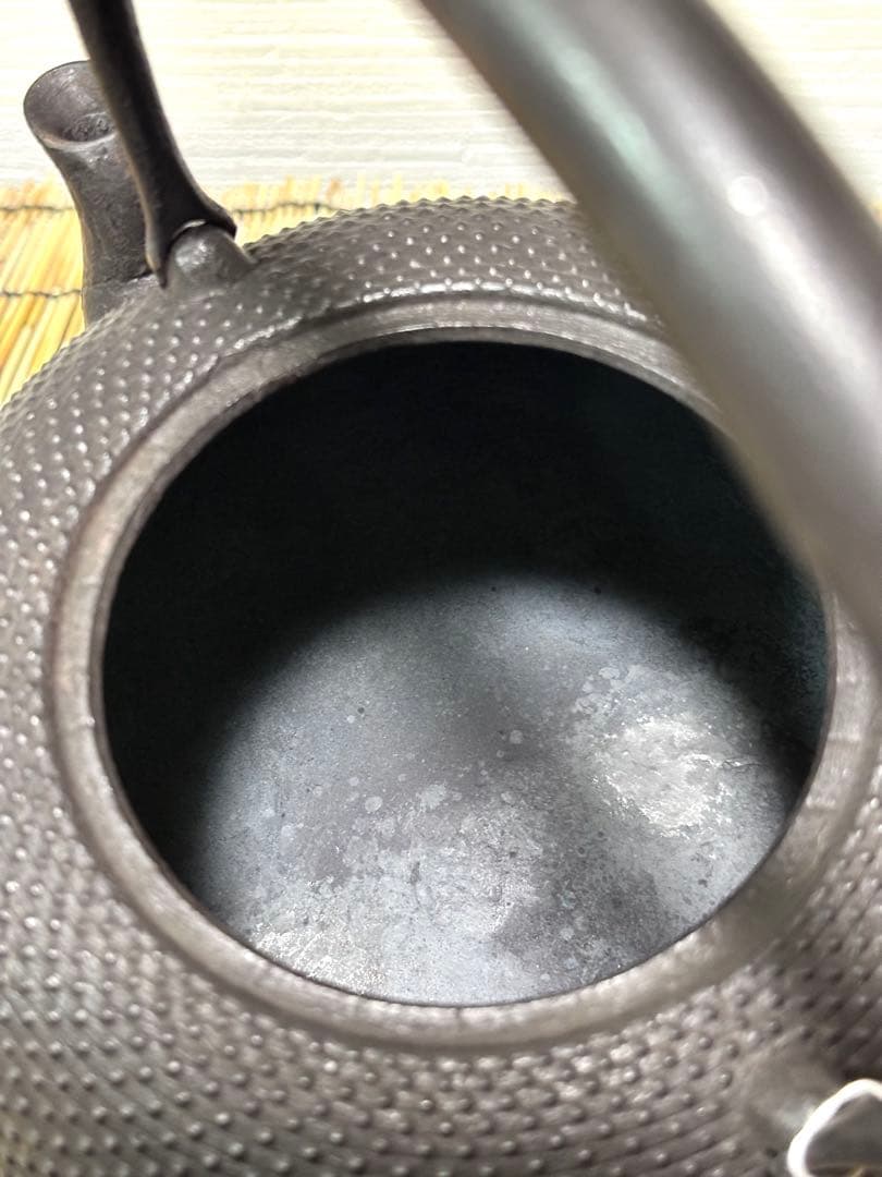 新品、供箱等付属品付　南部藤枝工房藤枝 昌行作　１５型アラレ　南部鉄瓶　南部鉄器