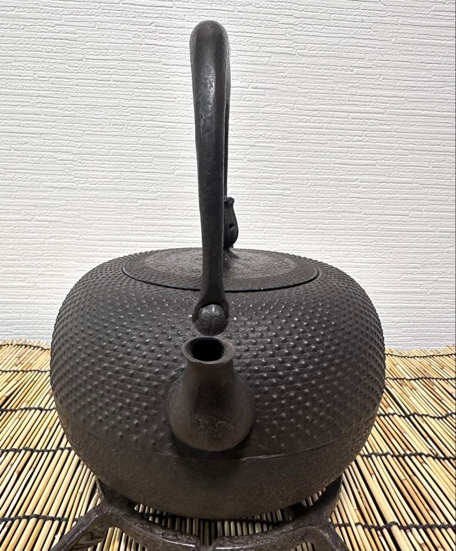 新品、供箱等付属品付　南部藤枝工房藤枝 昌行作　１５型アラレ　南部鉄瓶　南部鉄器