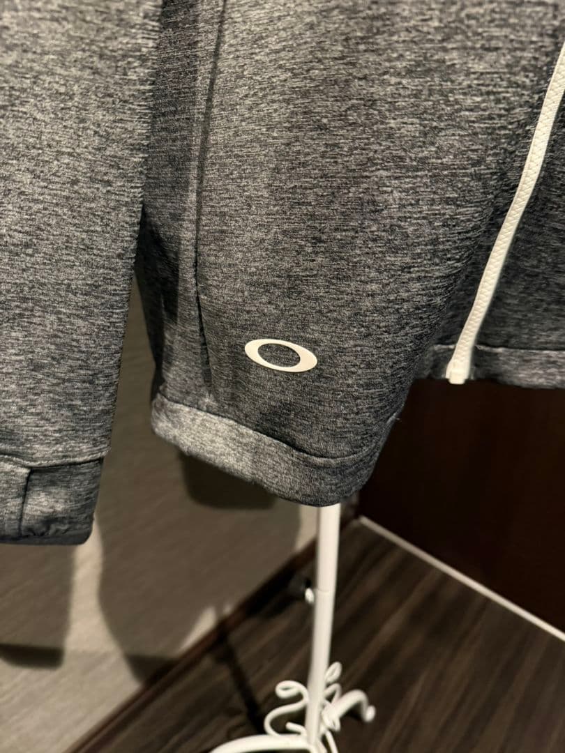 新品タグ付 オークリー パーカー M グレー 高機能フーディー トレーニング