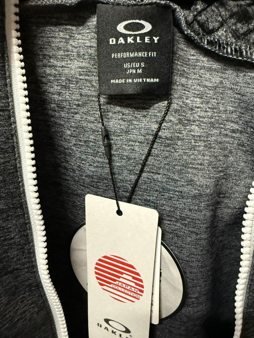 新品タグ付 オークリー パーカー M グレー 高機能フーディー トレーニング