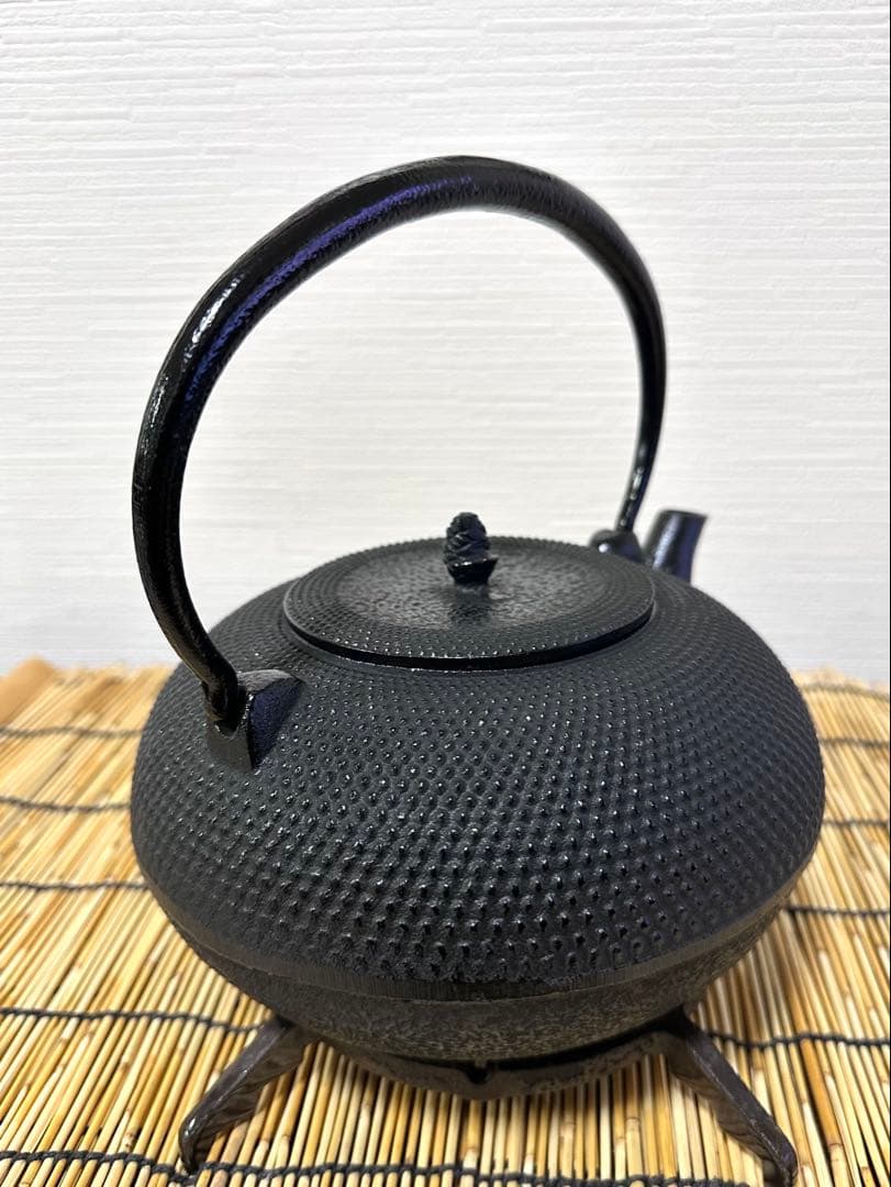 未使用品、付属品付　南部雲南堂鍋元造１５型丸平形アラレ　鉄瓶　南部鉄瓶　南部鉄器