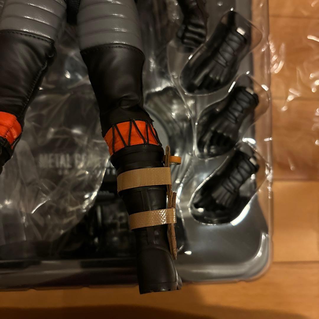 HOTTOYS メタルギア ソリッド３ スネークイーター ネイキッド・スネーク