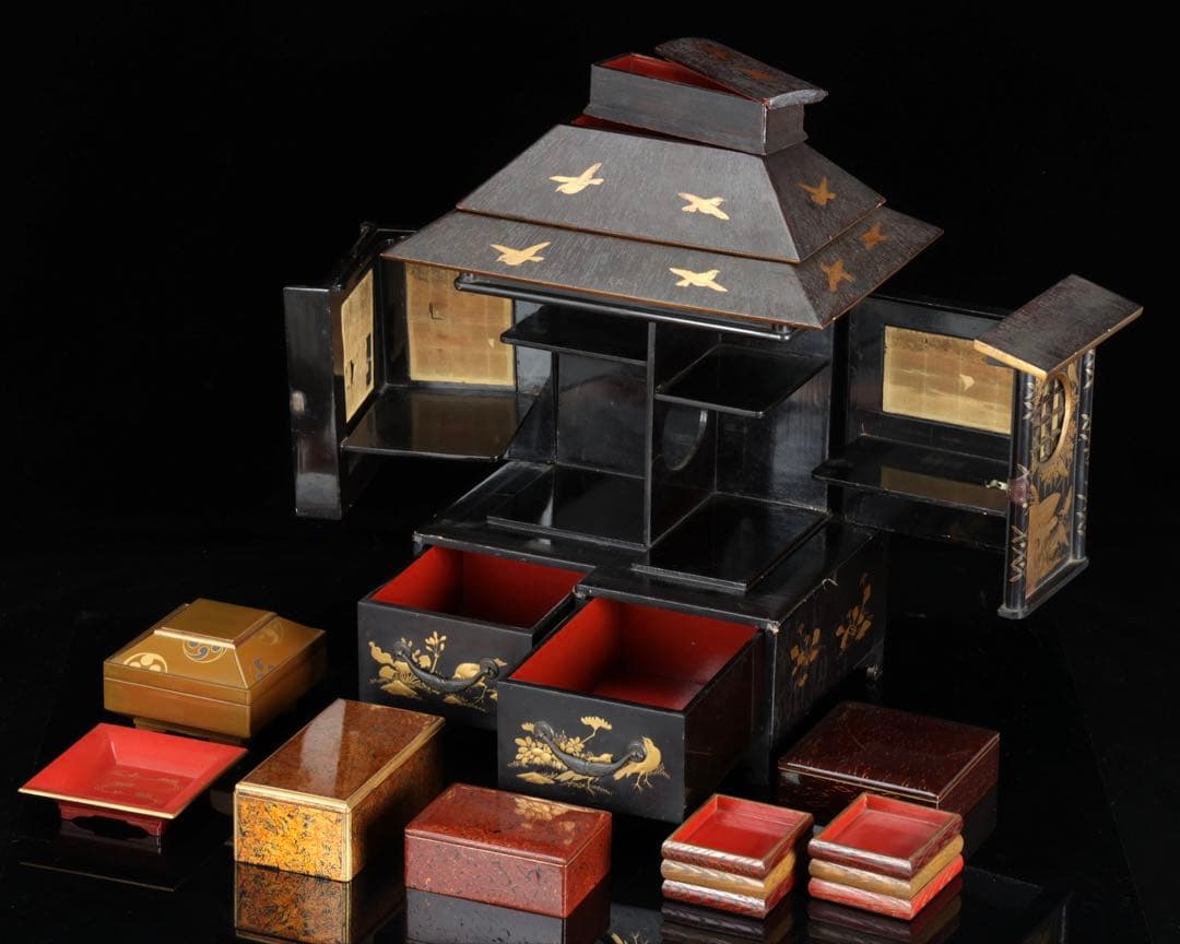 【佐藤製造】家型 御殿型 蒔絵 金蒔絵 漆塗 香箱 御香棚 香道具 茶弁当 骨董