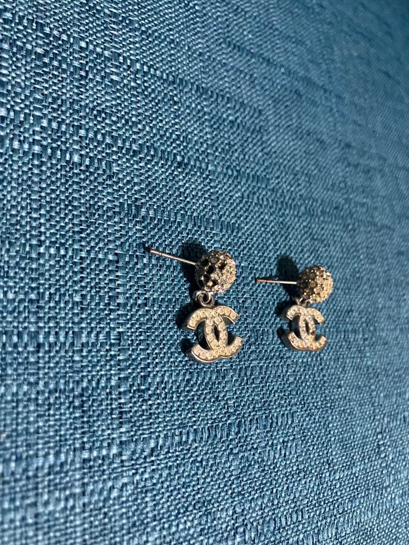 ノベルティ　ピアス　CHANEL シルバー　ラインストーン　揺れる