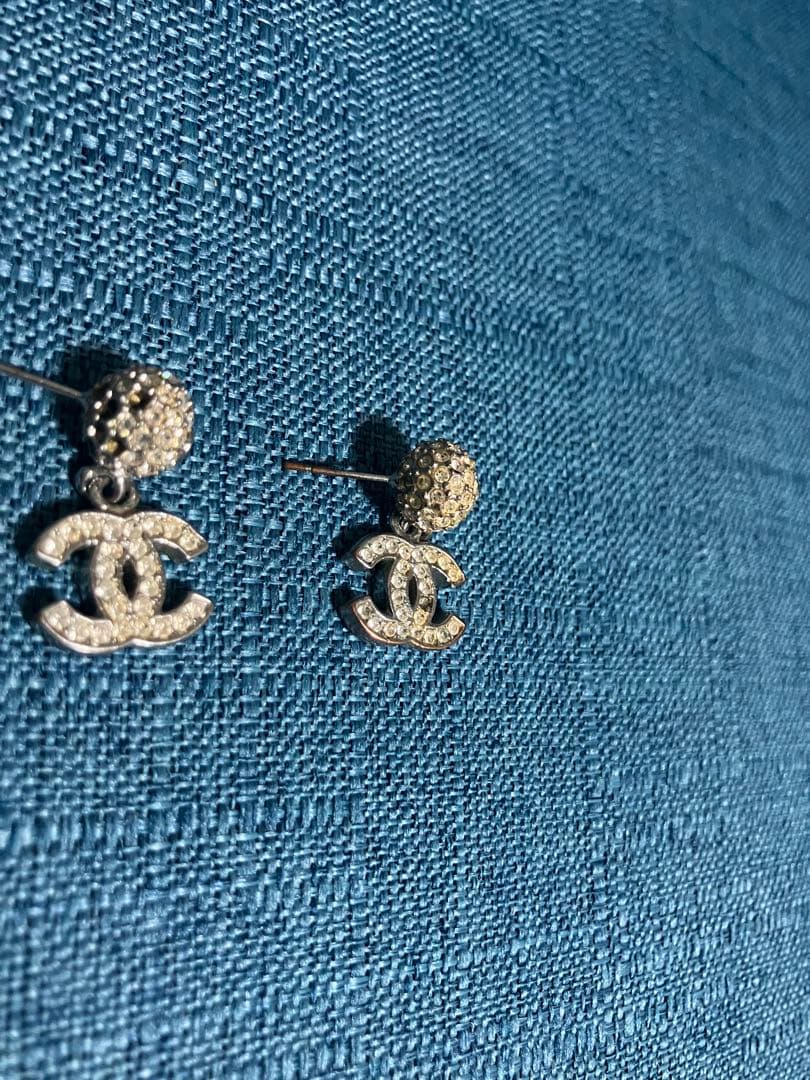 ノベルティ　ピアス　CHANEL シルバー　ラインストーン　揺れる