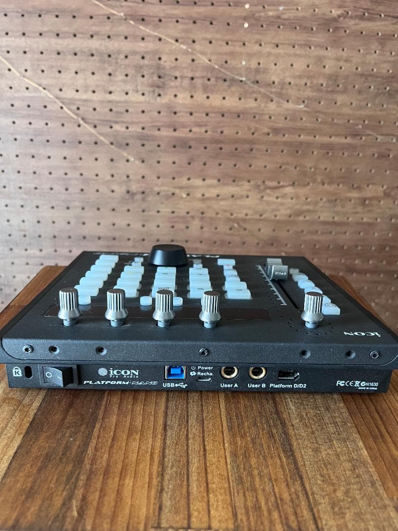 iCON PLATFORM NANO MIDIコントローラー