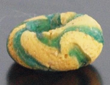 クリアな青緑に鮮やか黄で、回転する輪状モチーフを描くモザイク平玉　前後～6C頃の