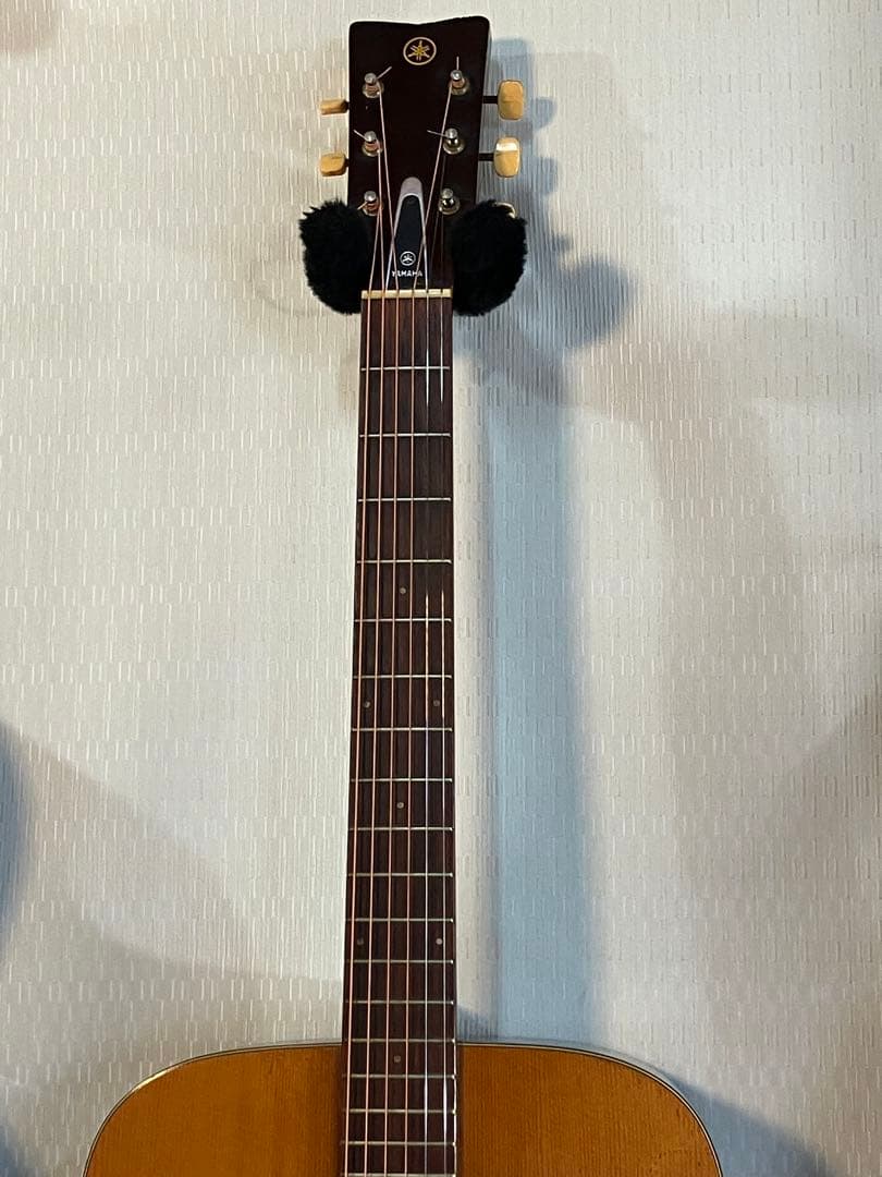 ビンテージなYAMAHAフォークギターソフトケース付きます。