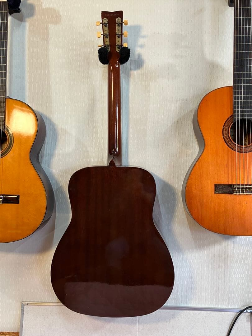 ビンテージなYAMAHAフォークギターソフトケース付きます。