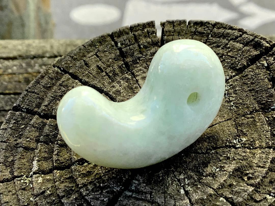 ✳一生物の守護石の高級勾玉を卸し値で‼️ 糸魚川翡翠　極上品　外部鑑定鑑別書付‼️