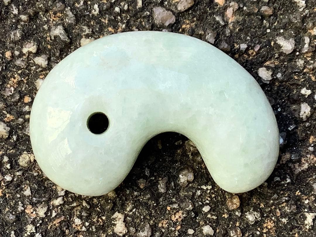 ✳一生物の守護石の高級勾玉を卸し値で‼️ 糸魚川翡翠　極上品　外部鑑定鑑別書付‼️