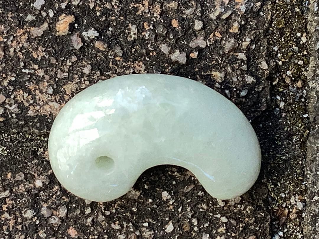 ✳一生物の守護石の高級勾玉を卸し値で‼️ 糸魚川翡翠　極上品　外部鑑定鑑別書付‼️