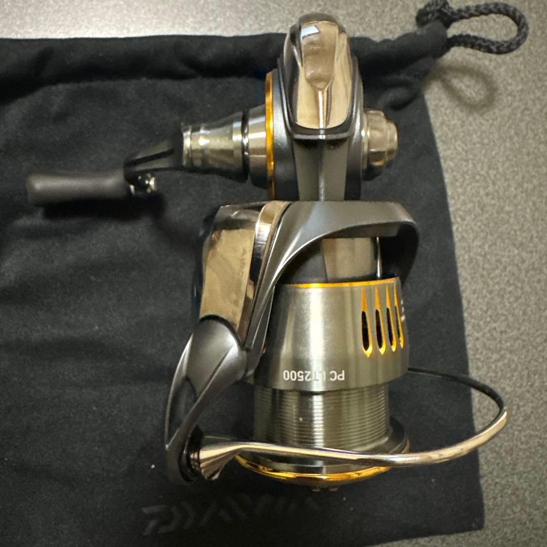新品未使用Daiwa 23AIRITY PC LT2500 リール 収納袋付き