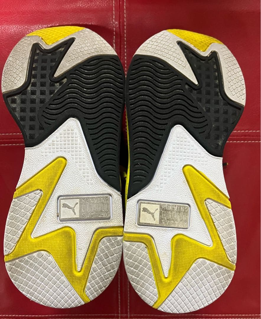 ポケモン ピカチュウ キーホルダー付きプーマ.スニーカー黄色
