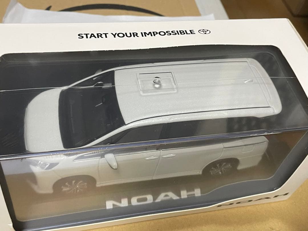 トヨタ ノア カラーサンプル ホワイトパール