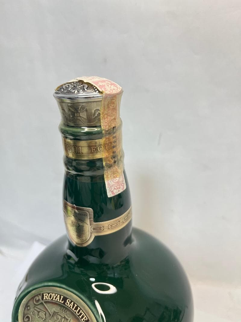 ロイヤルサルート21年　1L 43％　　緑陶器 1775g