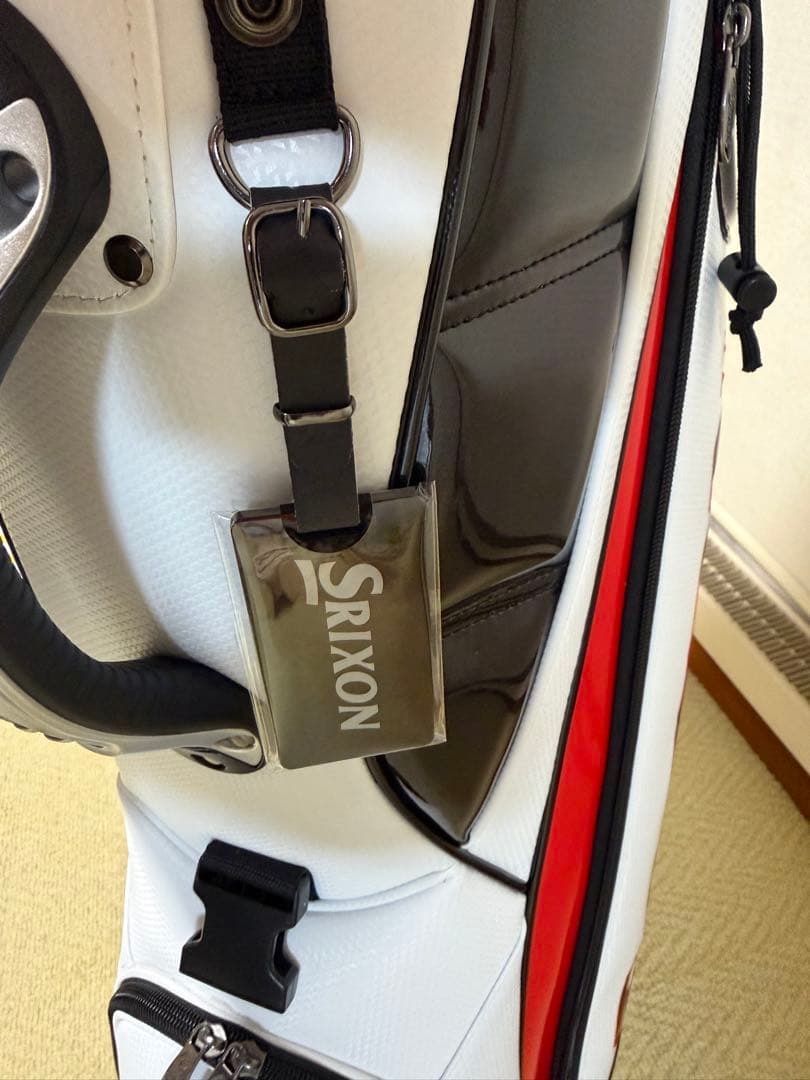 新品スリクソンキャディバッグ　GGC-S166 かなり軽量でカッコいいです。