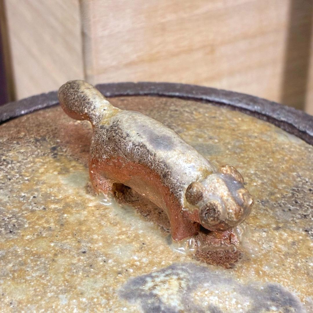 ■丹花義晴 作 水指 蓋にタヌキ 備前焼と信楽焼の融合 焼き締め自然豊かな風合い