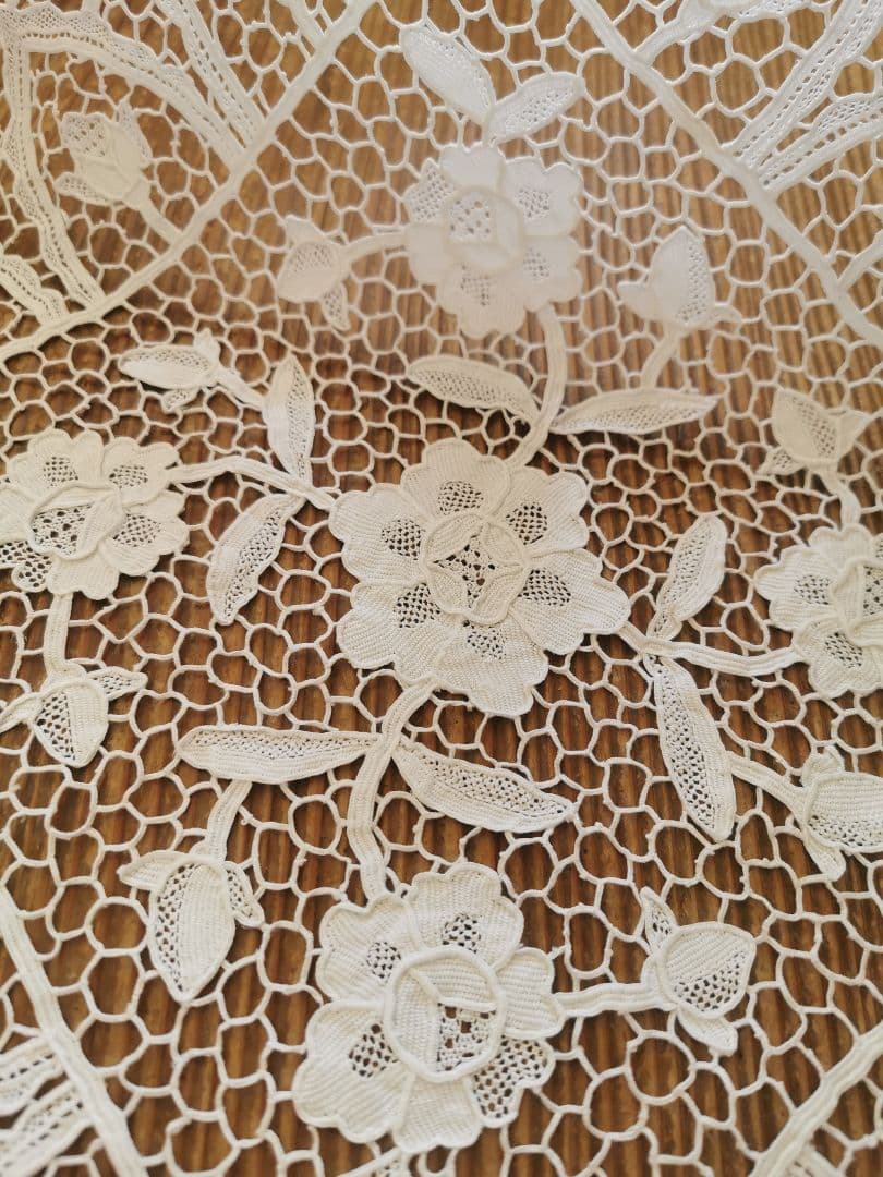 アンティーク イタリア ポワンドヴェニスローズ 薔薇と蕾 リネンレースランナー◽