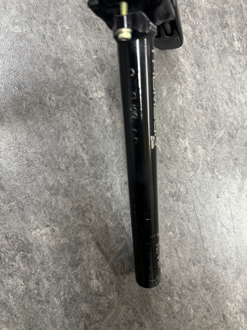 THOMSON Elite シートポストとfizik arione:R3サドル