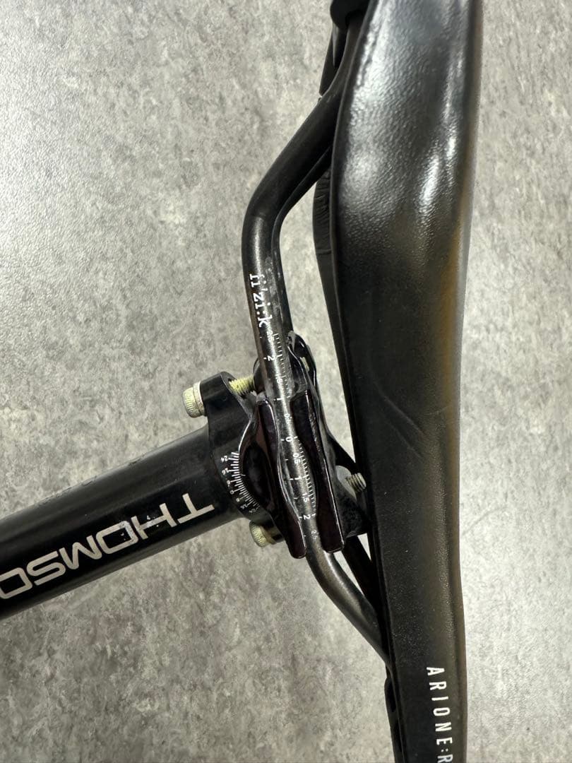 THOMSON Elite シートポストとfizik arione:R3サドル