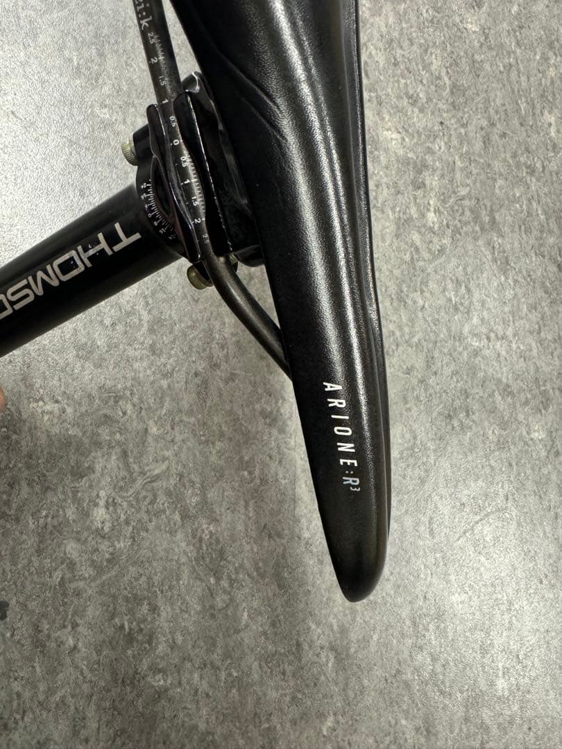THOMSON Elite シートポストとfizik arione:R3サドル